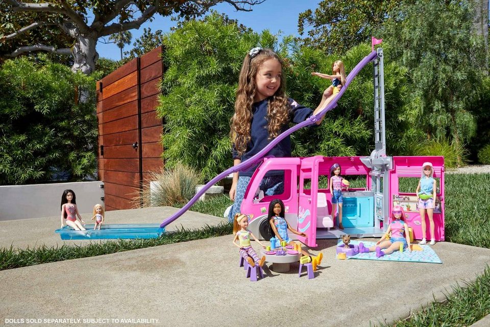 Barbie Spielzeug-Auto Super Abenteuer-Camper, mit Pool, Rutsche und über 60 Zubehörteilen