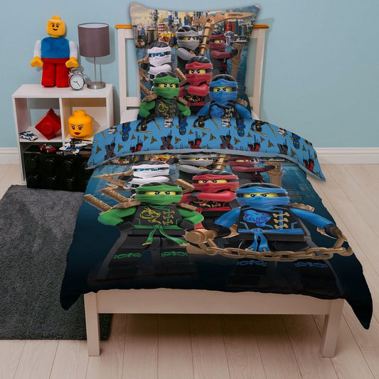 Familando Kinderbettwäsche Lego Ninjago 135x200 + 80x80cm mit Reißverschluss aus 100% Baumwolle, Renforcé, 2 teilig, Motiv "Assemble" mit Lloyd, Kai, Jay, Nyia, Cole & Zane