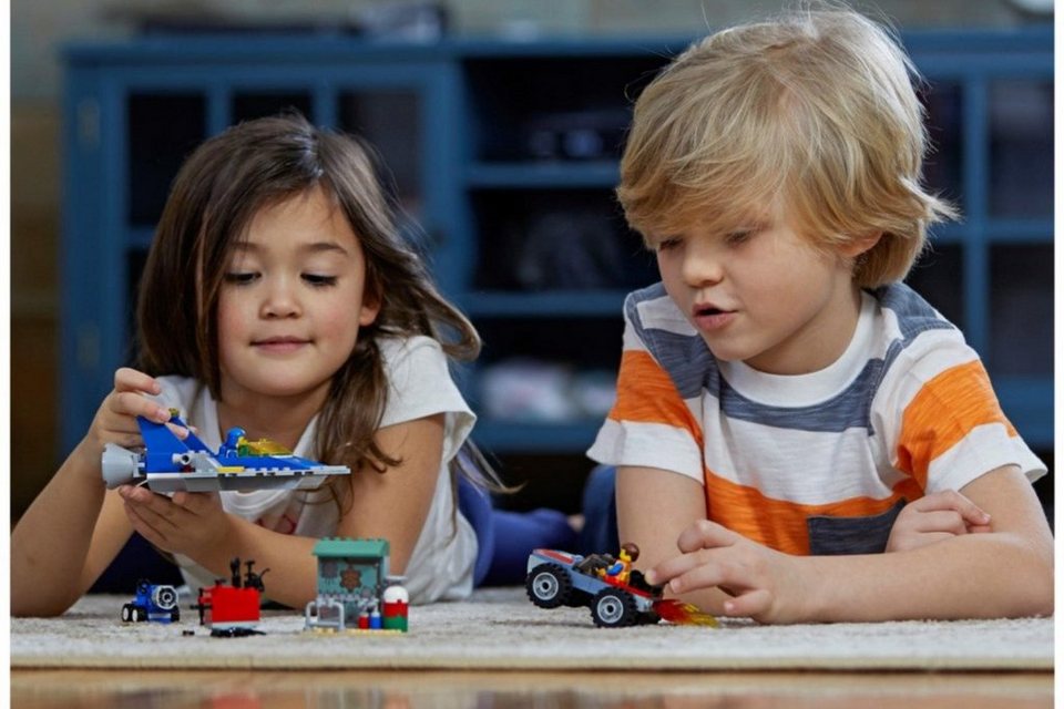 LEGO® 70821 THE LEGO® MOVIE 2 Fahrzeuge Konstruktions-Spielset, Emmets und Bennys Bau- und Reparatur-Werkstatt