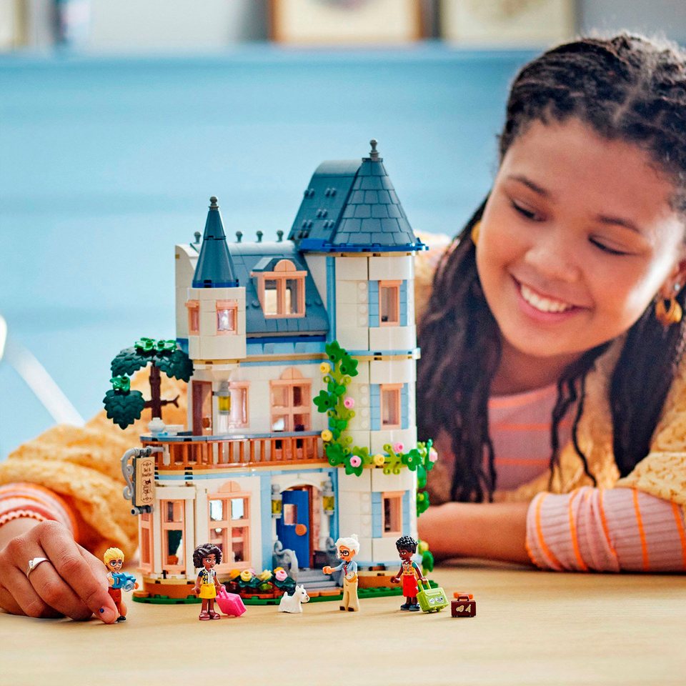 LEGO® Burg mit Ferienunterkunft (42638), LEGO Friends Konstruktionsspielsteine, (1311 St), Made in Europe