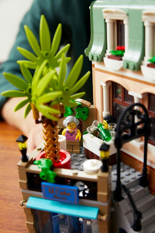 LEGO® Creator Expert Boutique-Hotel, detailreiches Gebäude Spielbausteine, (3066 St), Viele authentische Details wie Möbel, Kunstwerke und Pflanzen
