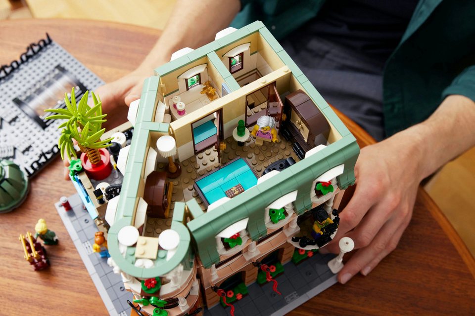 LEGO® Creator Expert Boutique-Hotel, detailreiches Gebäude Spielbausteine, (3066 St), Viele authentische Details wie Möbel, Kunstwerke und Pflanzen