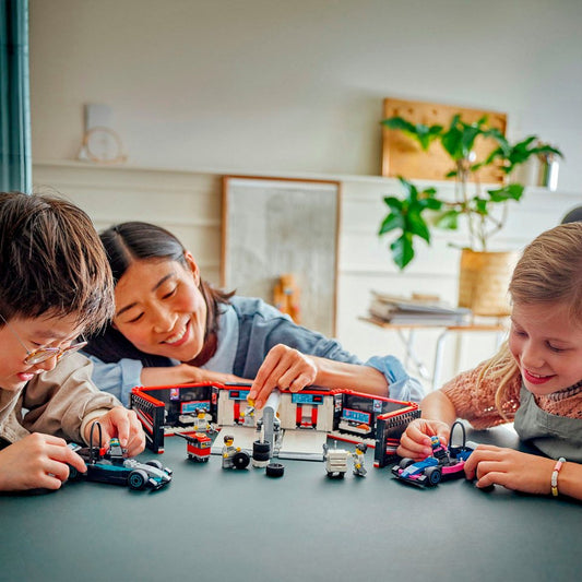 LEGO® F1® Garage mit Mercedes-AMG & Alpine Rennautos (60444), LEGO City Konstruktionsspielsteine, (678 St), Made in Europe