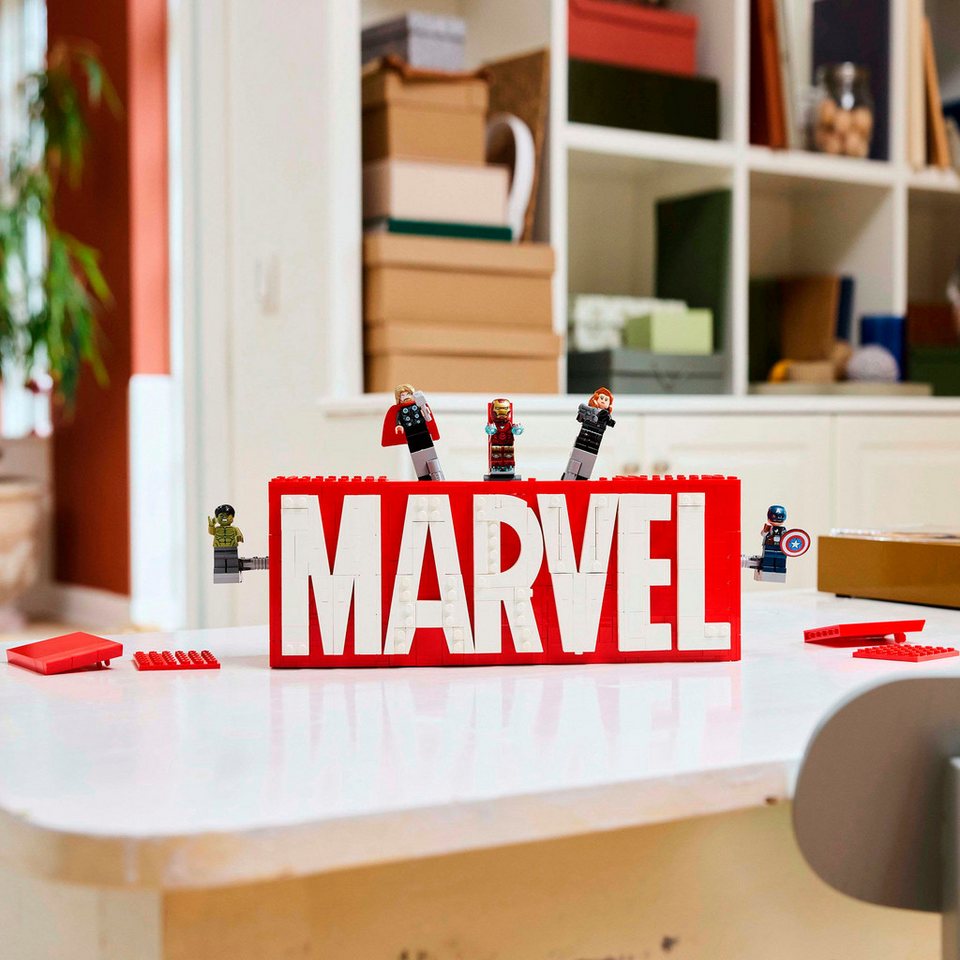 LEGO® MARVEL Logo & Minifiguren (76313), LEGO Super Heroes Konstruktionsspielsteine, (931 St), Made in Europe
