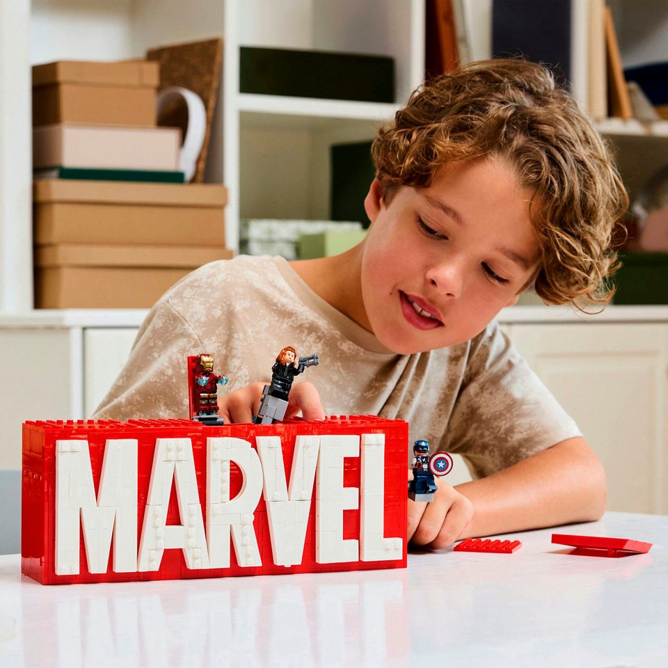 LEGO® MARVEL Logo & Minifiguren (76313), LEGO Super Heroes Konstruktionsspielsteine, (931 St), Made in Europe