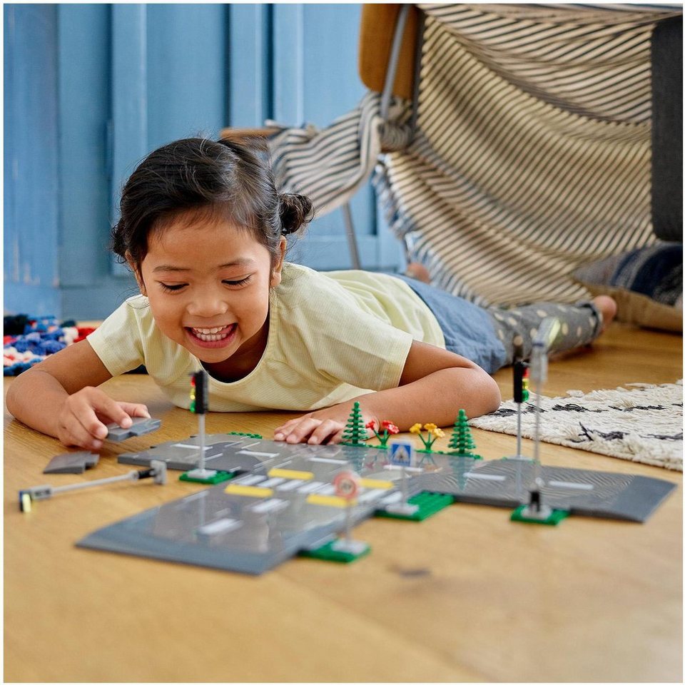 LEGO® Straßenkreuzung mit Ampeln (60304), LEGO® City Town Konstruktionsspielsteine, (112 St), Made in Europe