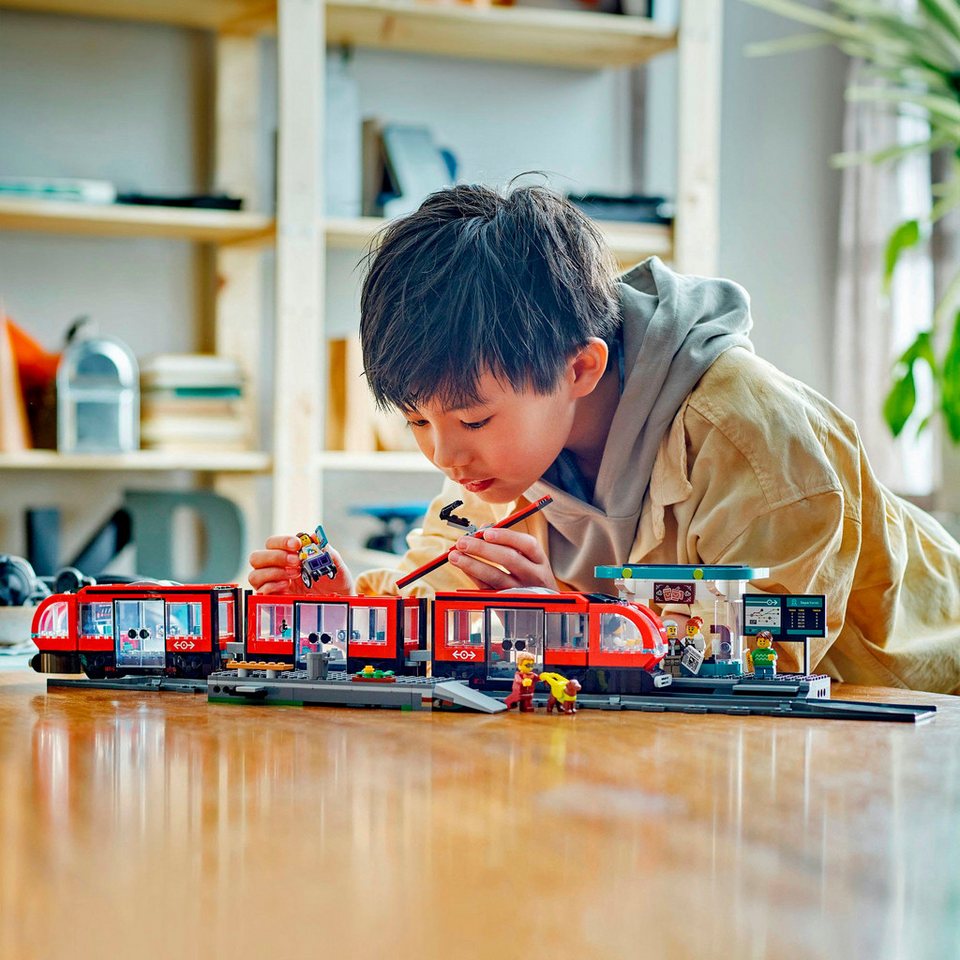 LEGO® Straßenbahn mit Haltestelle (60423), LEGO LEGO City Konstruktionsspielsteine, (811 St), Made in Europe